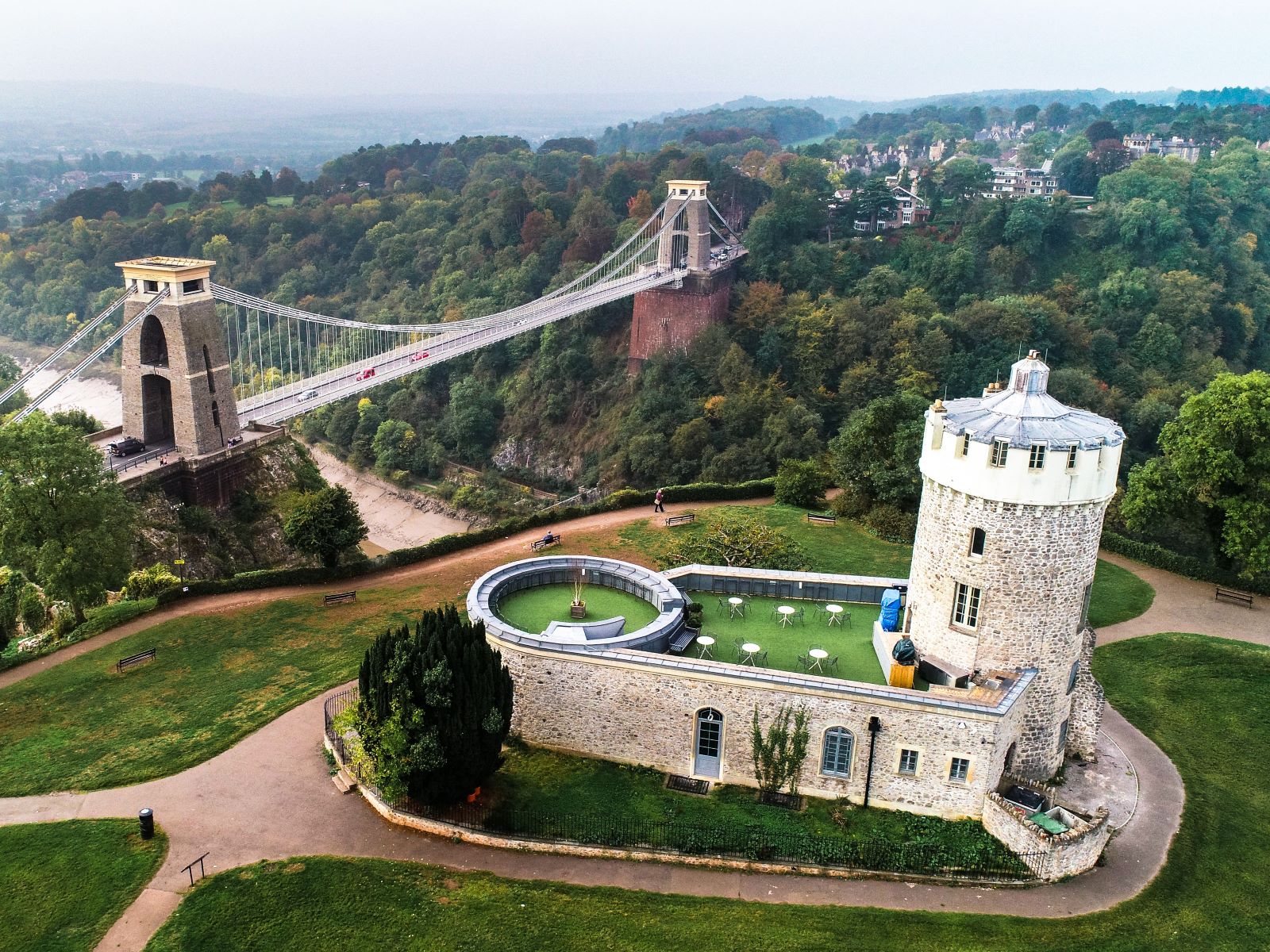 Clifton_Suspension_Bridge_and_the_Observatory_in_Bristol,_England
